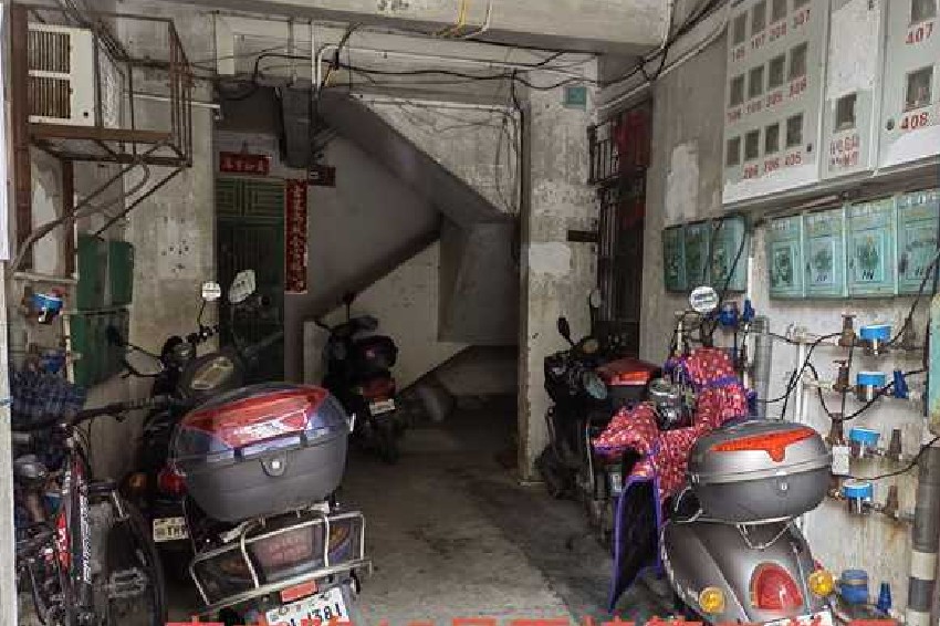南方路65號丙幢樓梯間電動車隨意停放、飛線充電.jpg