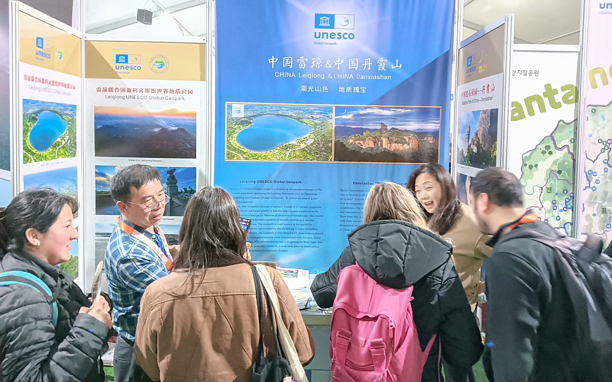 8.3雷瓊與丹霞山聯合展臺被圍觀.jpg