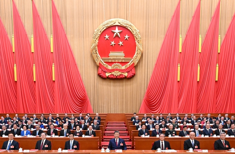 十四屆全國人大四次會(huì)議在京閉幕 習(xí)近平等在主席臺(tái)就座