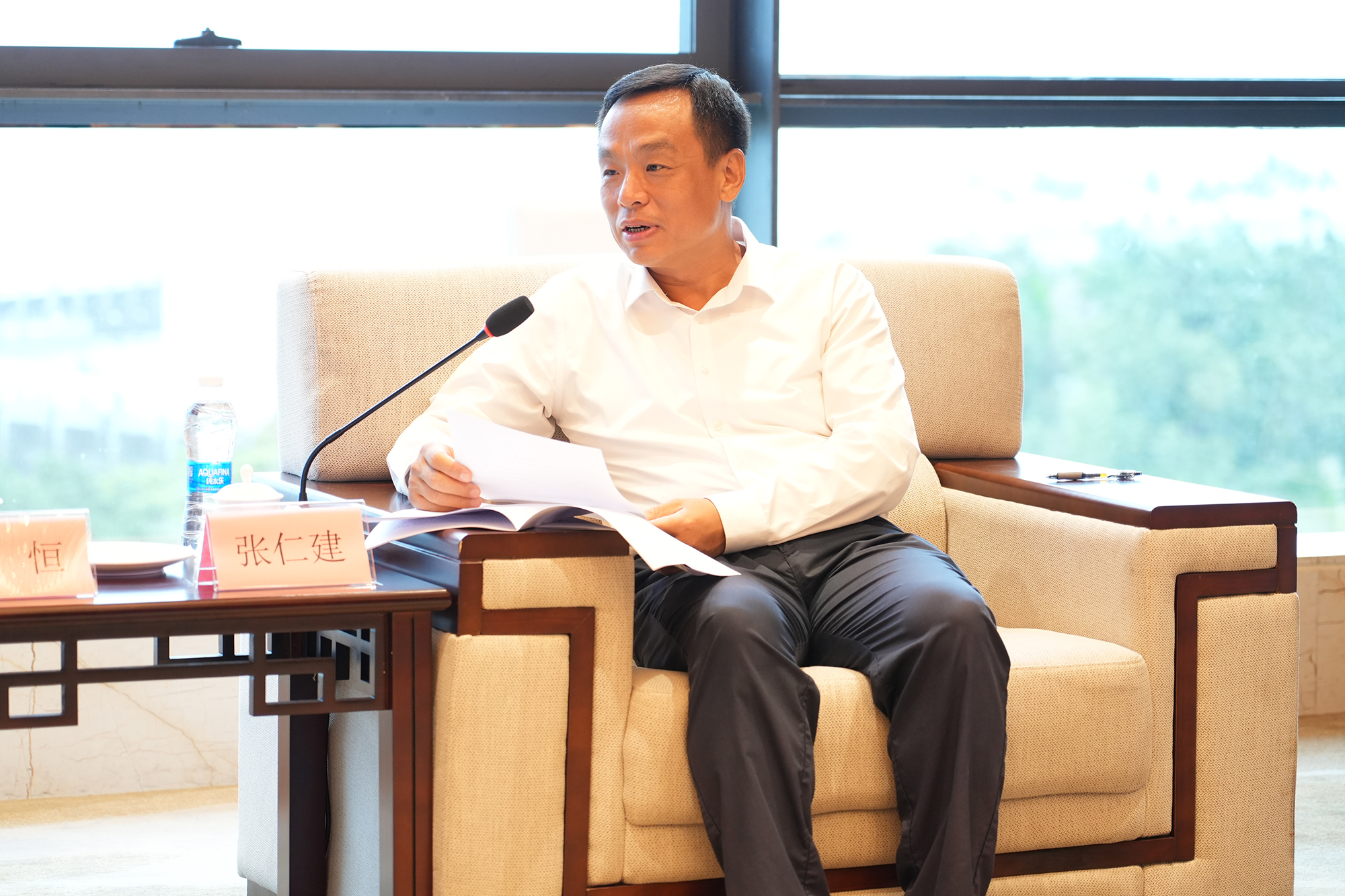 2、湛江市委常委、副市長張仁建主持并講話.jpg
